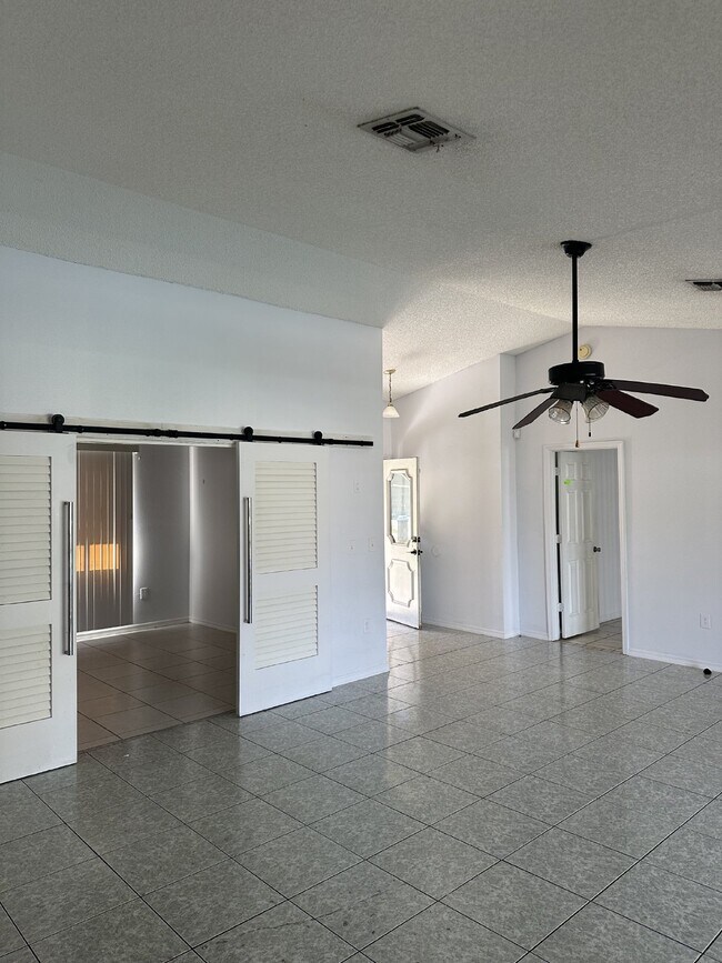 Building Photo - 5 Bedroom, 2 Bathroom Single Family Home F...