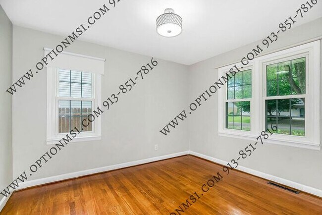 Building Photo - Available NOW in Raytown