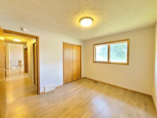 Building Photo - $3,400- 5 Bed / 3 Bath Beautiful Home in Upper South Hill