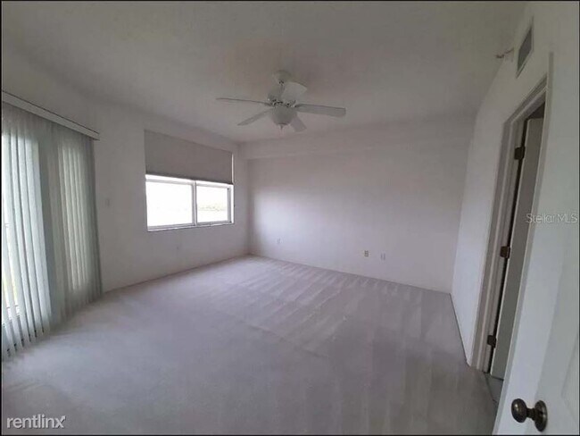 Building Photo - 6495 Shoreline Dr