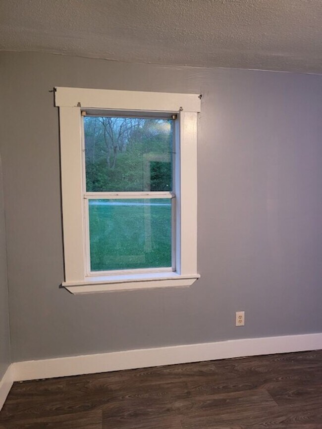 Building Photo - 201 W Chestnut St