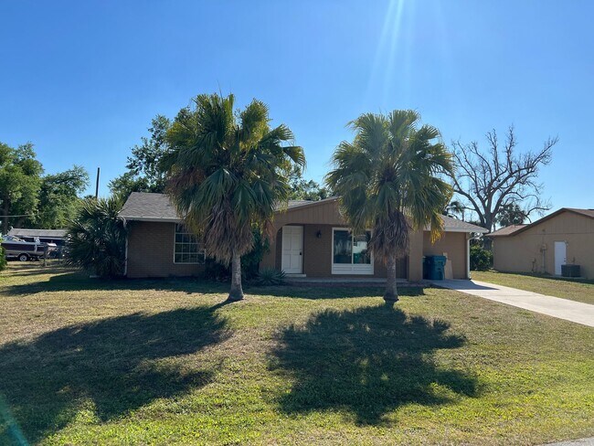 Building Photo - $1,695 ** Annual ** Available 6/1/26 ** Recently Upgraded **3 Bedroom / 2 Bath * Port Charlotte
