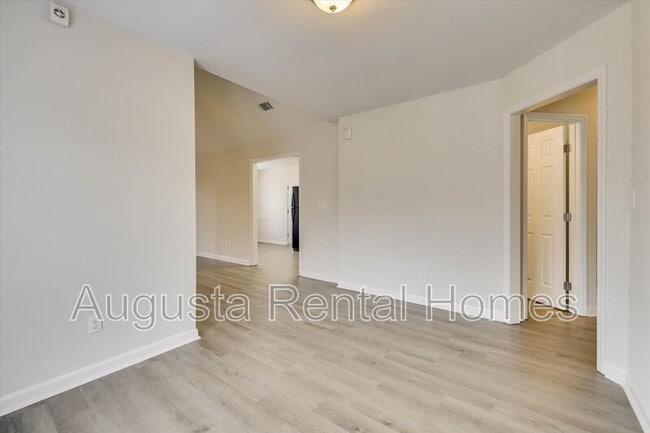 Building Photo - 2824 Cranbrook Dr