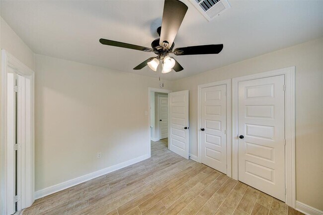 Building Photo - 8826 Robindell Dr