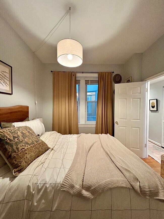 Building Photo - Beautiful Dupont 1Br w/ Historic Charm, 97 Walkscore!