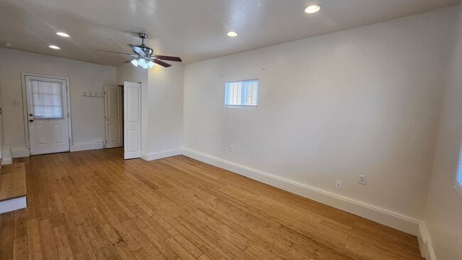 Building Photo - SE Cute 2 Bedroom 1 Bath Home.