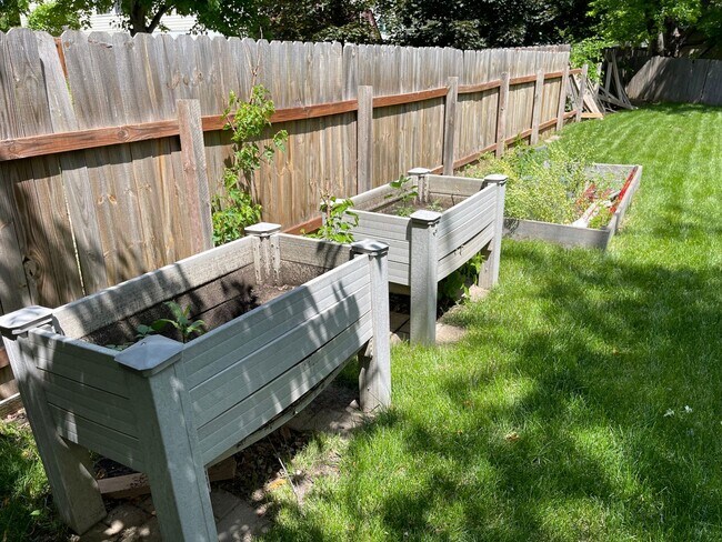 Building Photo - Move-in special. Beautiful 4 bed 2.5 bath 3000+sq ft