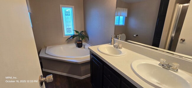 Building Photo - Large 3 bedroom home in the country