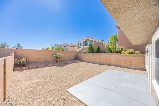 Building Photo - 212 Fairway Woods Dr