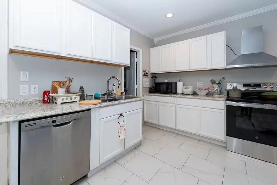 Building Photo - Room in Duplex on Sunrise Dr