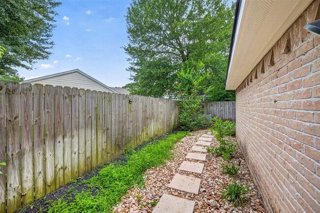 Building Photo - 7111 Halfpenny Rd