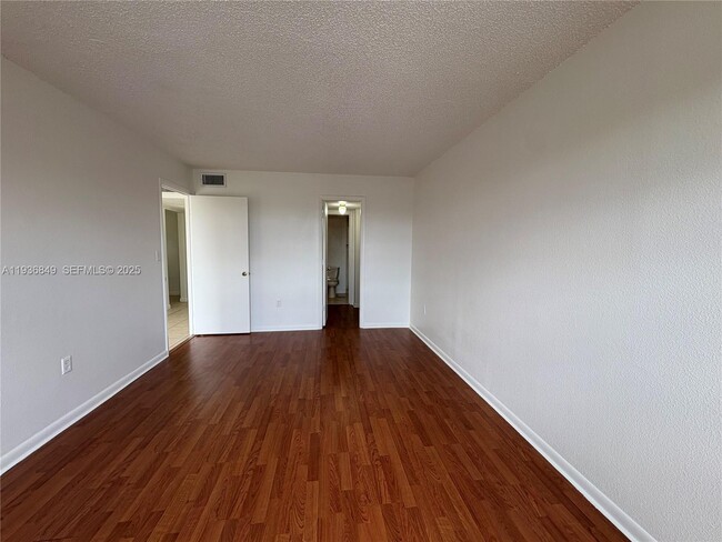 Building Photo - 9350 Fontainebleau Blvd