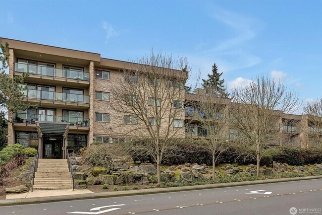 Building Photo - 3Bd/2Ba Bellevue Condo