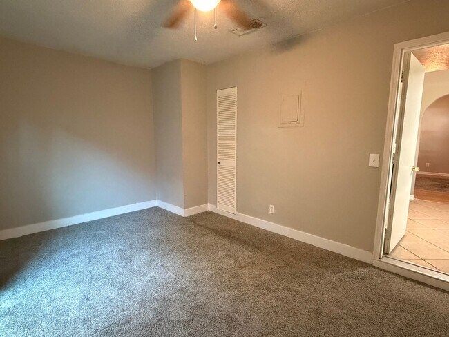Building Photo - 6 Quail Forest Dr