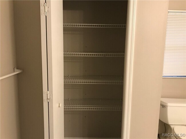 Building Photo - 2595 N Brentwood Cir