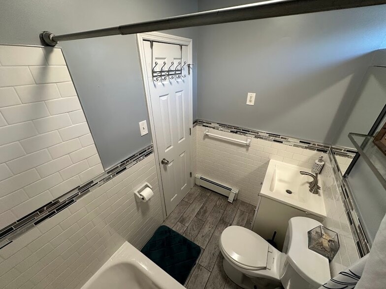 Bathroom.B - 30 Georgia Ave