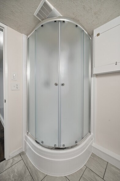 Building Photo - 6028 N Lincoln St