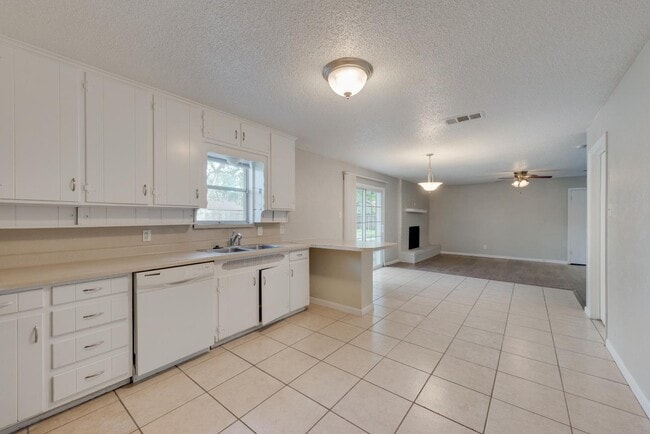 Building Photo - 5304 Susan Lee Ln