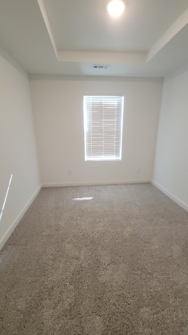 Building Photo - Section 8 Accepted!!! "Charming 3-Bed Oasis with Granite Elegance on Discovery Point Drive!"