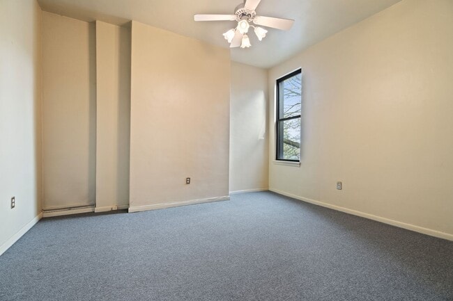 Building Photo - Charming - Manchester Home