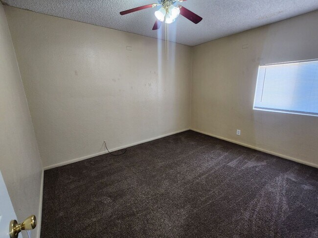 Building Photo - 3 Bedroom 1 Bath Coming Soon!