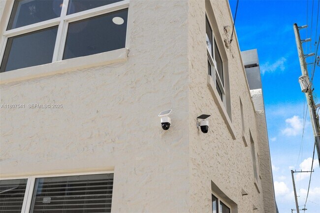 Building Photo - 403 SW 12th Ave