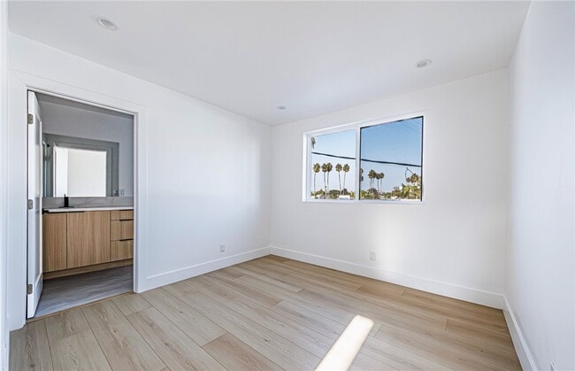 Building Photo - 13461 Beach Ave