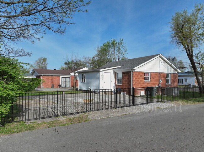Building Photo - 501 Small St