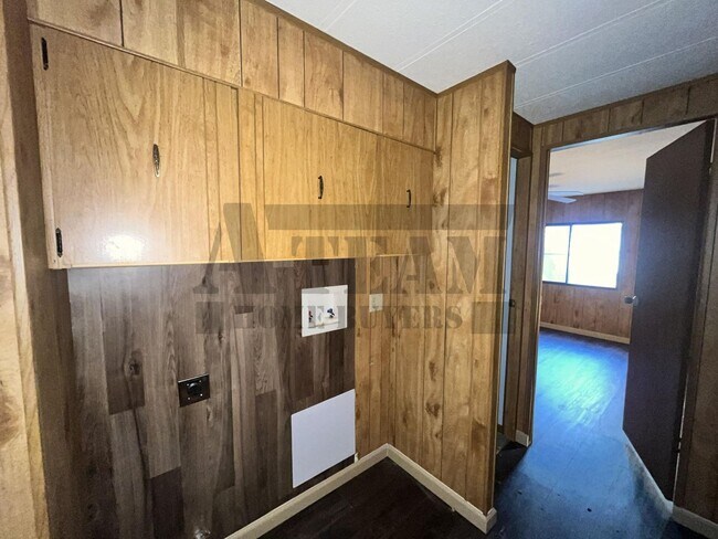 Building Photo - Spacious 2-bedroom, 1-bathroom home!