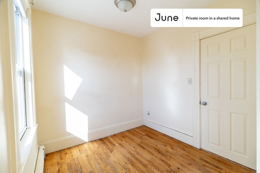 Building Photo - Private bedroom in 4 bed/1 bath Home