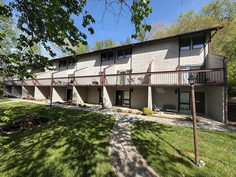 Primary Photo - Laurelwood Apartments