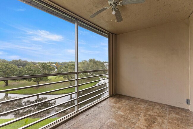 Building Photo - 9470 Poinciana Pl