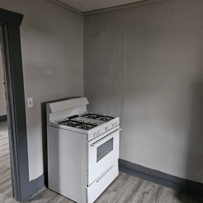 Kitchen - 1371 E Blaine St