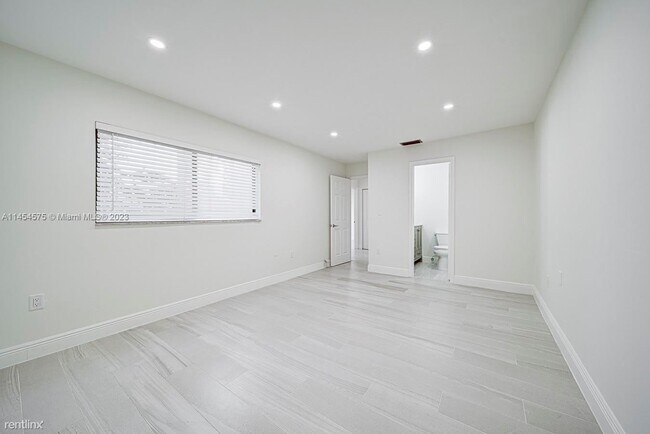 Building Photo - 3 br, 2.5 bath House - 4704 SW 67th Ave