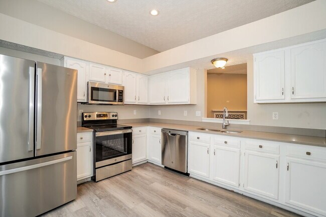 Building Photo - 5037 Shady Oak Dr