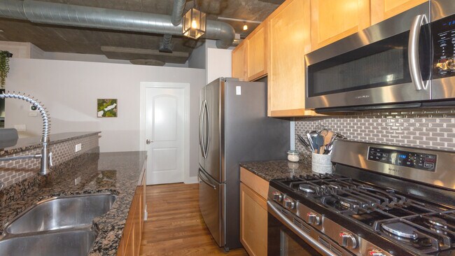 Building Photo - 1070 W 15th St