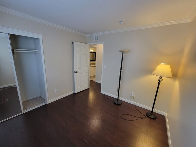 Building Photo - Rare 4 Bed, 2 Bath House