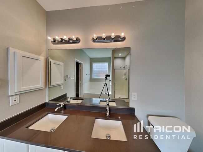 Building Photo - 207 Moonlight Dr