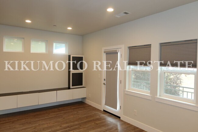 Building Photo - Modern & Elegant Tri-level home in the Riv...