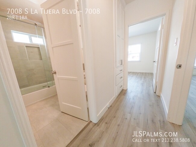 Building Photo - Beautifully remodeled 2 bed w/Full stainle...