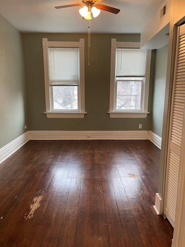 Building Photo - 2245 W Shakespeare Ave