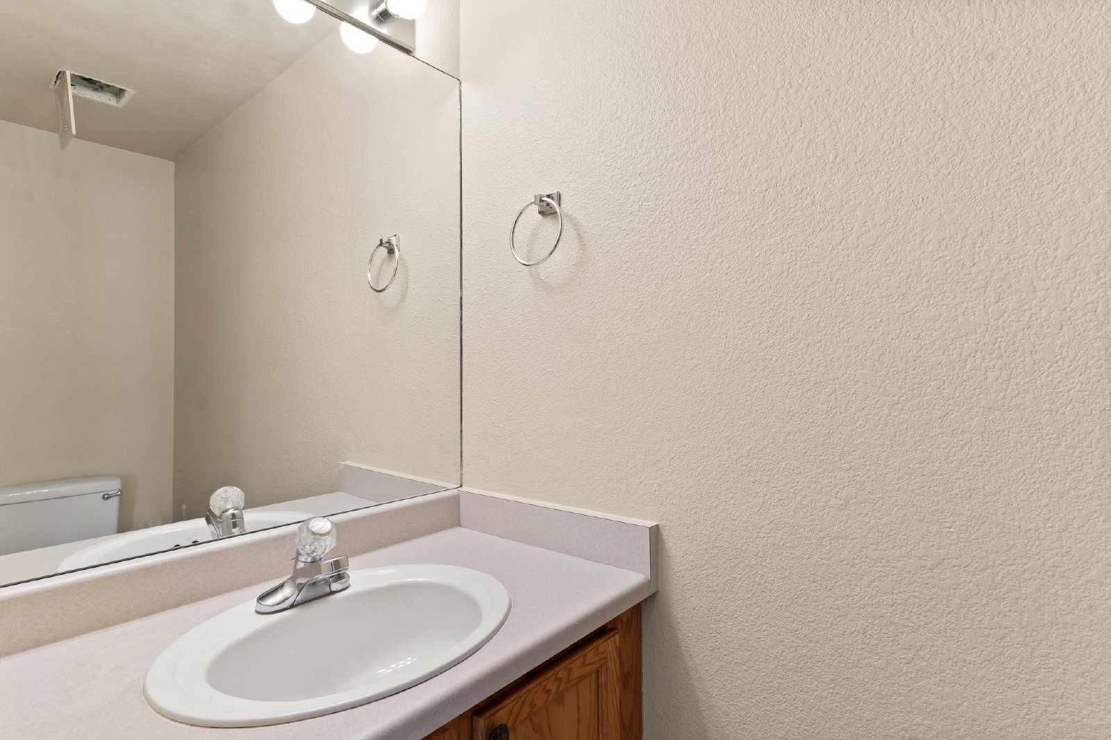 Building Photo - Move-In Ready 2-Bed Townhome with A/C & Fi...