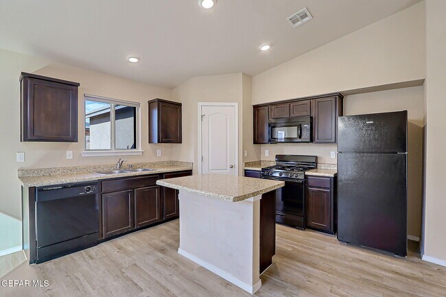 Building Photo - 14321 Paraiso Dr