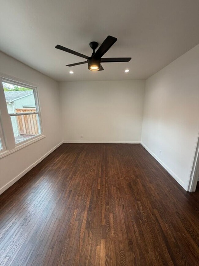 Building Photo - Charming JC Neighborhood Rental with Brand-New Kitchen & Hardwood Floors