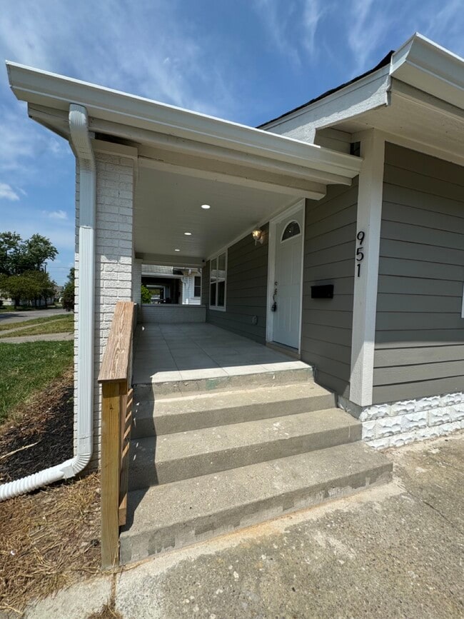 Building Photo - 951 N Bradley Ave