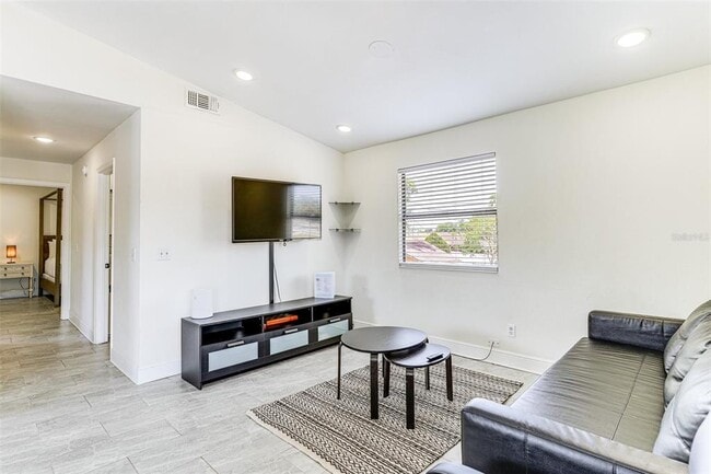 Building Photo - 3022 W Frierson Ave
