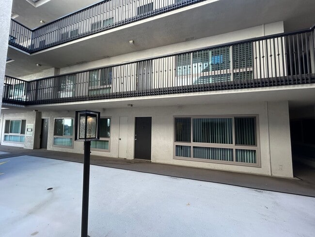 Building Photo - Fox Hills 2 Bd Condo *$500.00 Off First Month's Rent!*