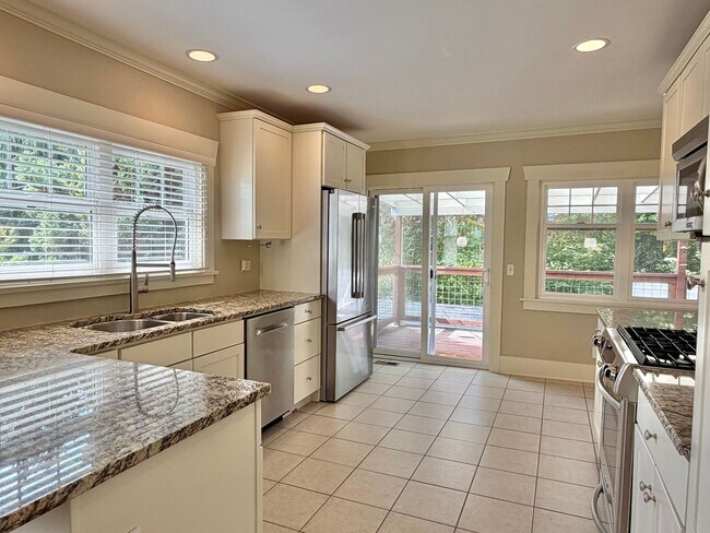 Building Photo - Charming Phinney Ridge Retreat - Spacious 3 Bedroom Home w/Fenced Yard & Garage! AVAILABLE NOW!