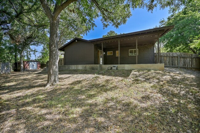 Building Photo - South Austin 3-bedroom/2-bath Home in Park...