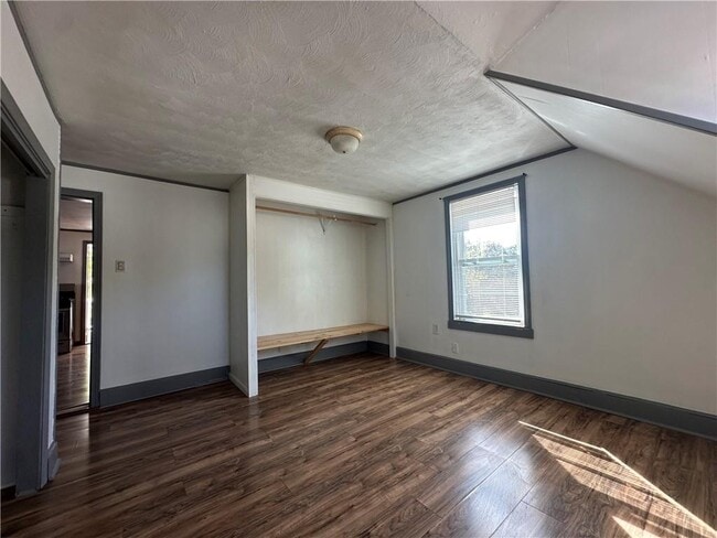 Building Photo - 24 Vale St